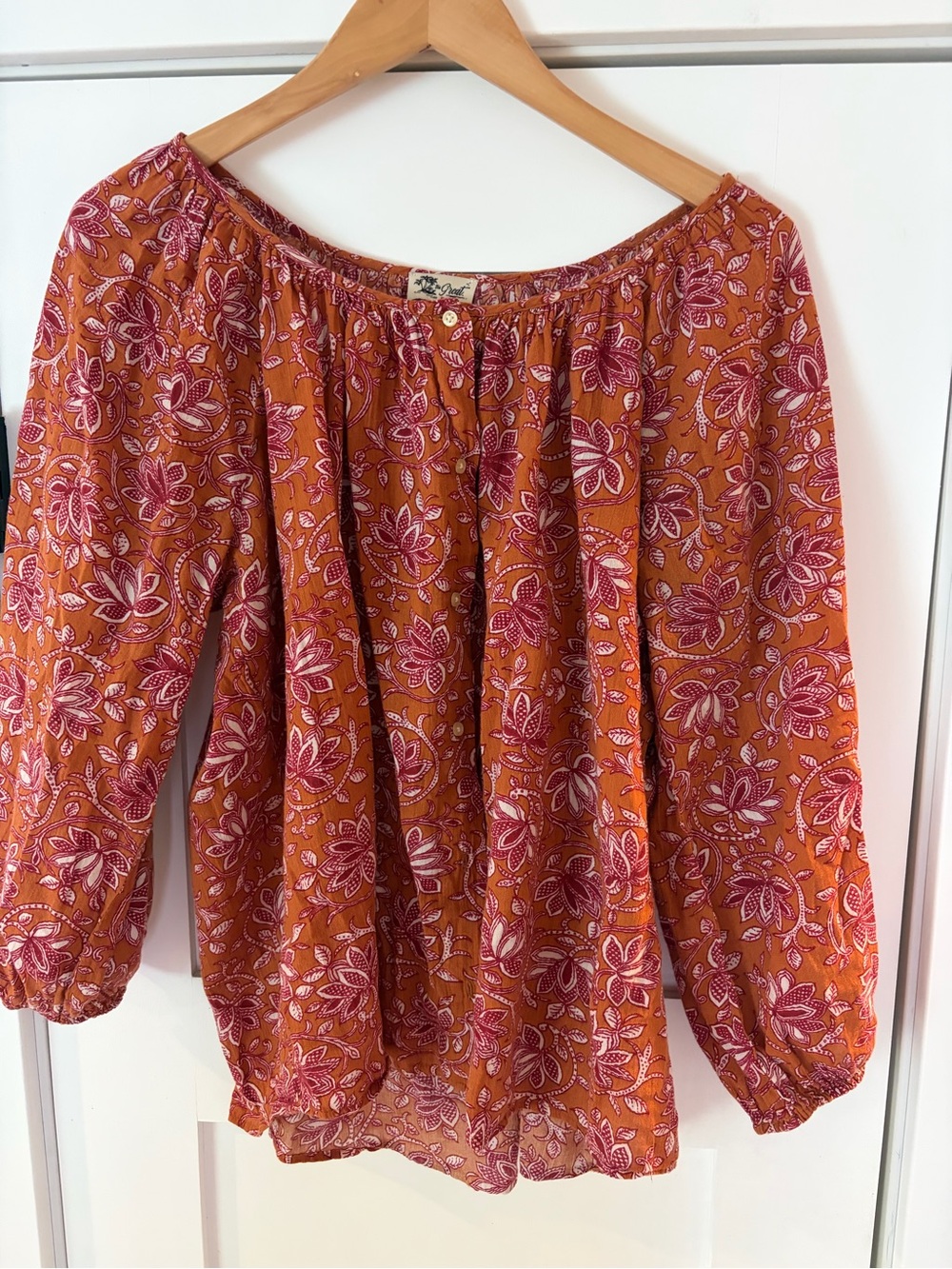 THE GREAT. Off-Shoulder Floral Blouse in Rust and Pink